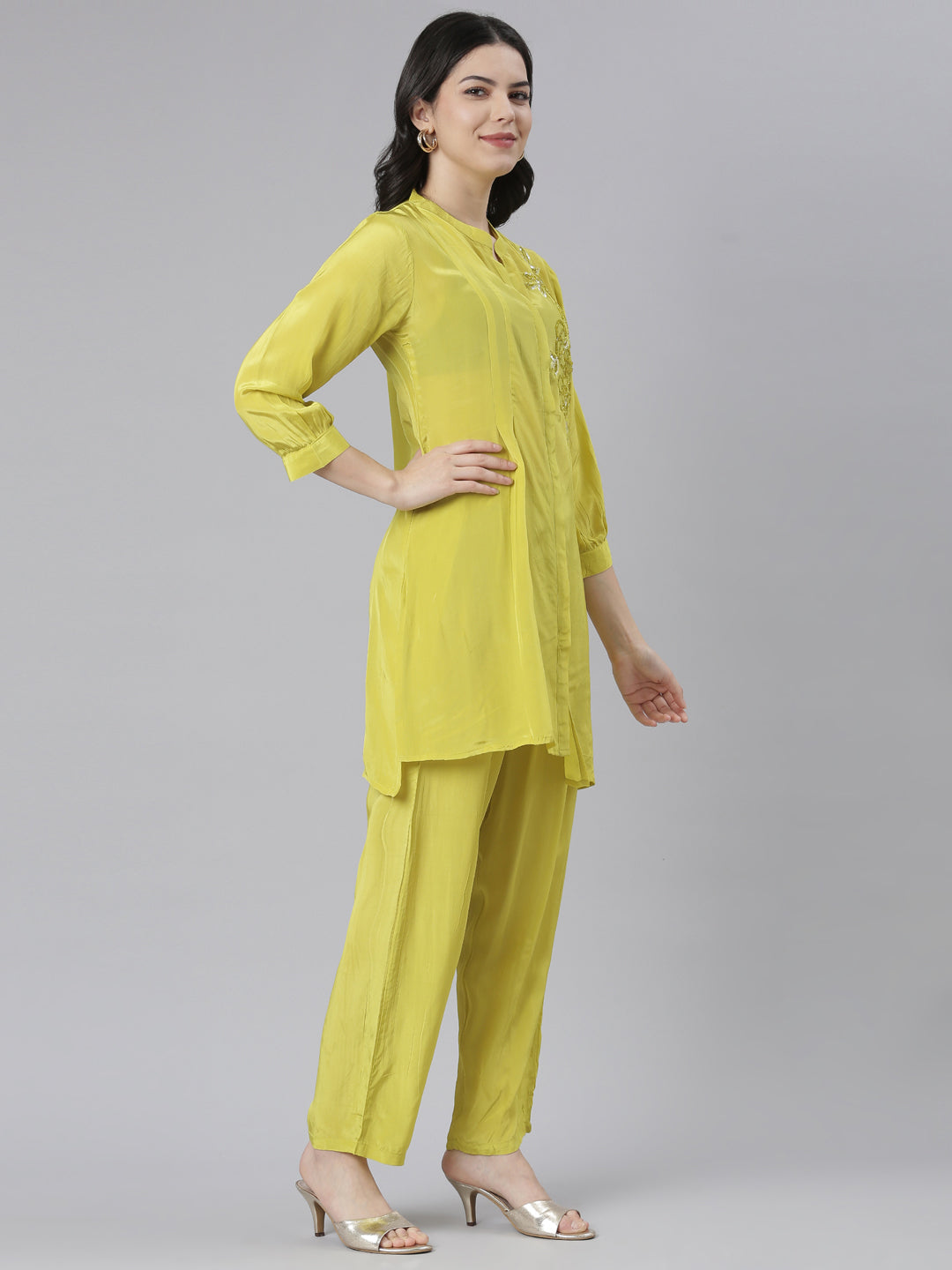 Neeru's Green Regular Straight Solid Kurta And Trousers