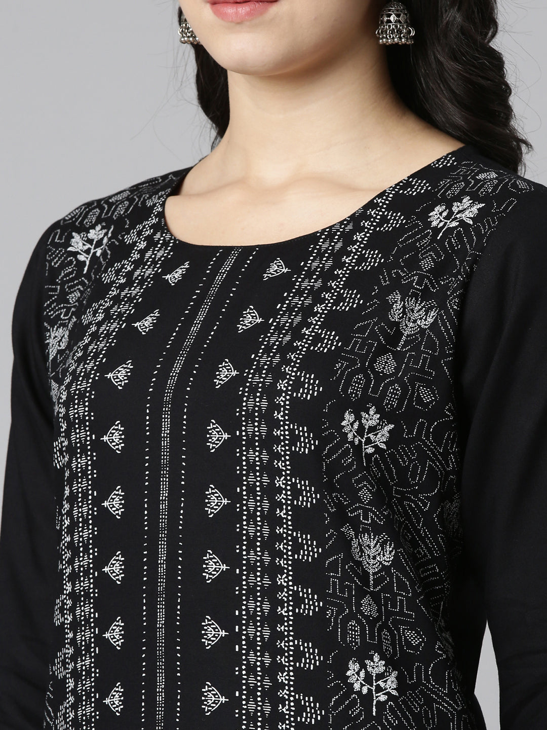 Neeru's Black Regular Straight Printed Kurtas