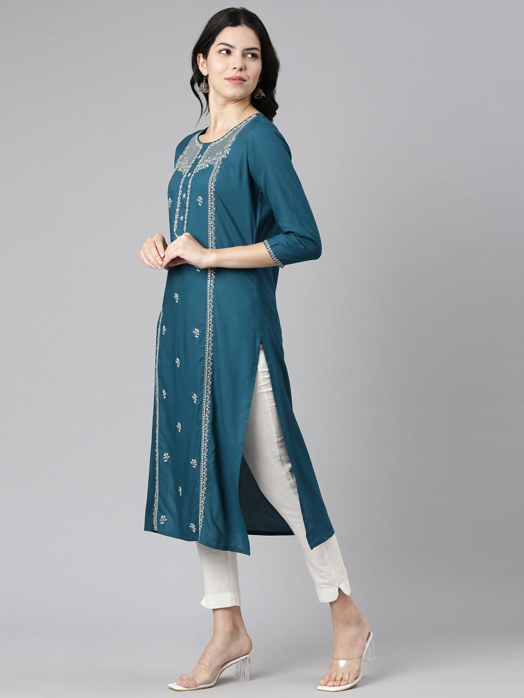 Neeru's Green Regular Straight Embroidered Kurtas