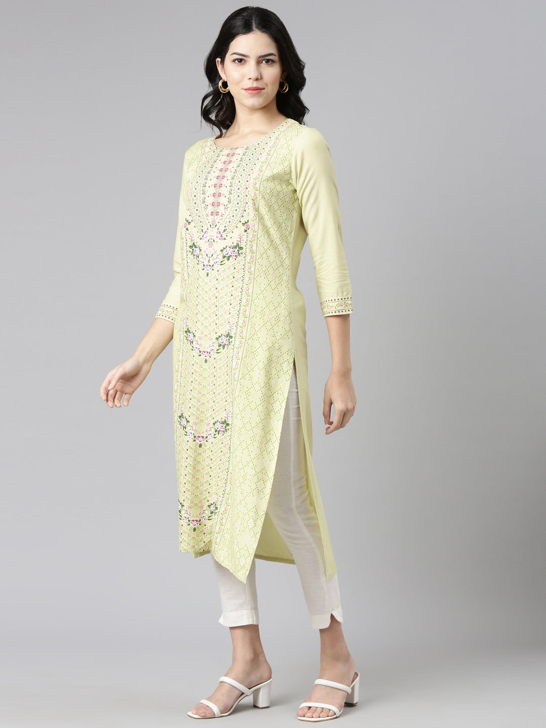 Neeru's Green Regular Straight Printed Kurtas