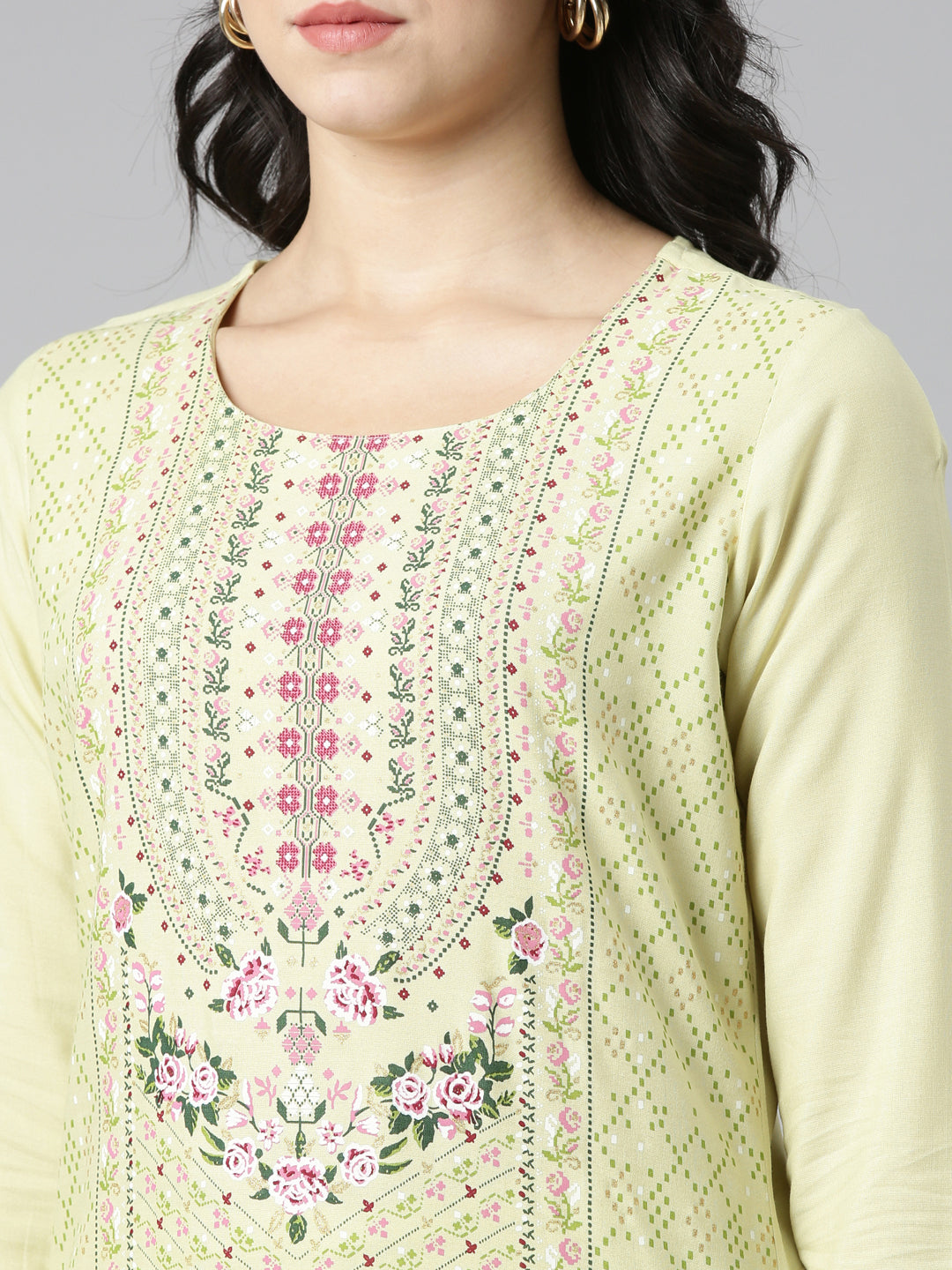 Neeru's Green Regular Straight Printed Kurtas