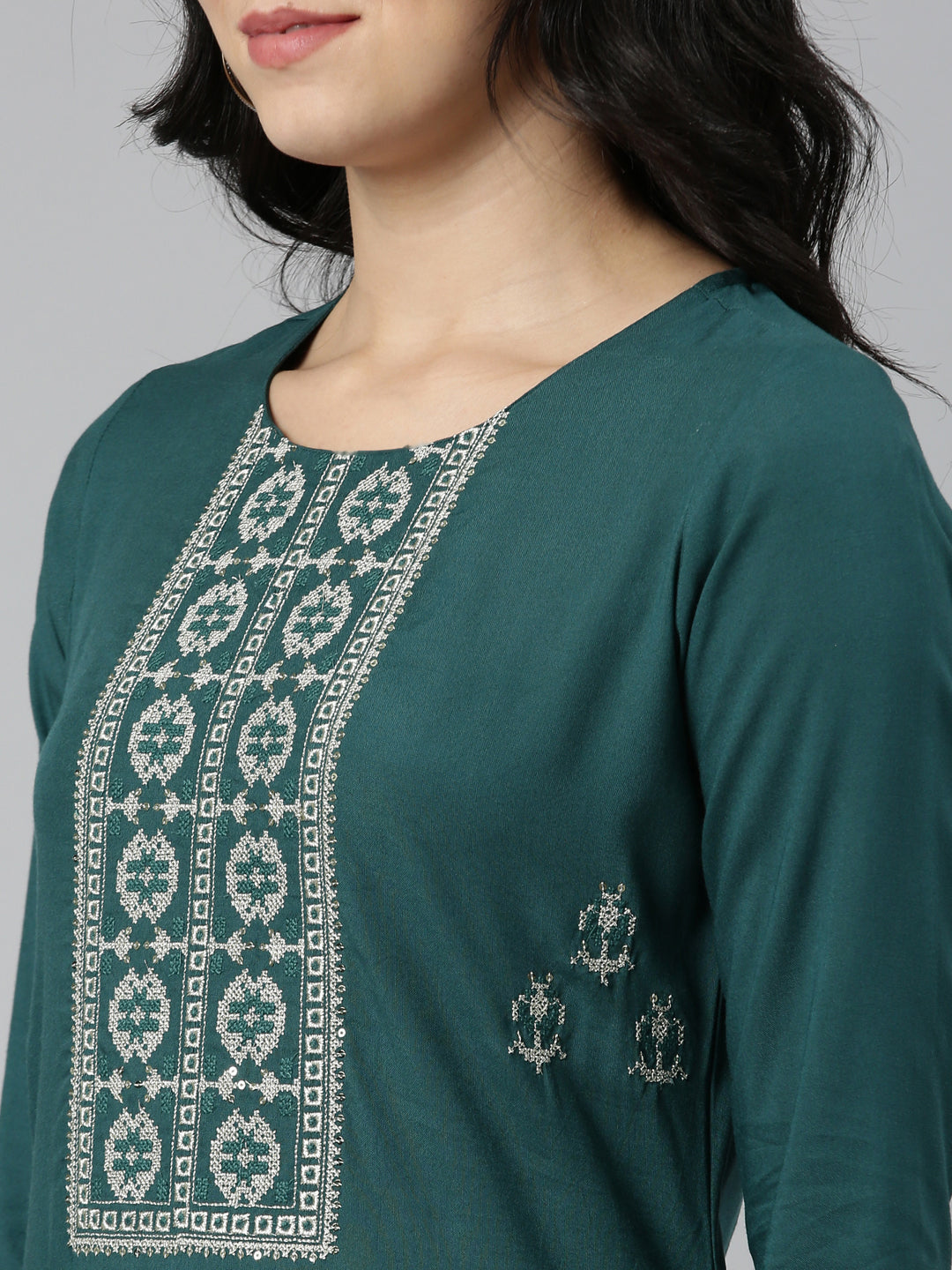 Neeru's Green Regular Straight Embroidered Kurtas