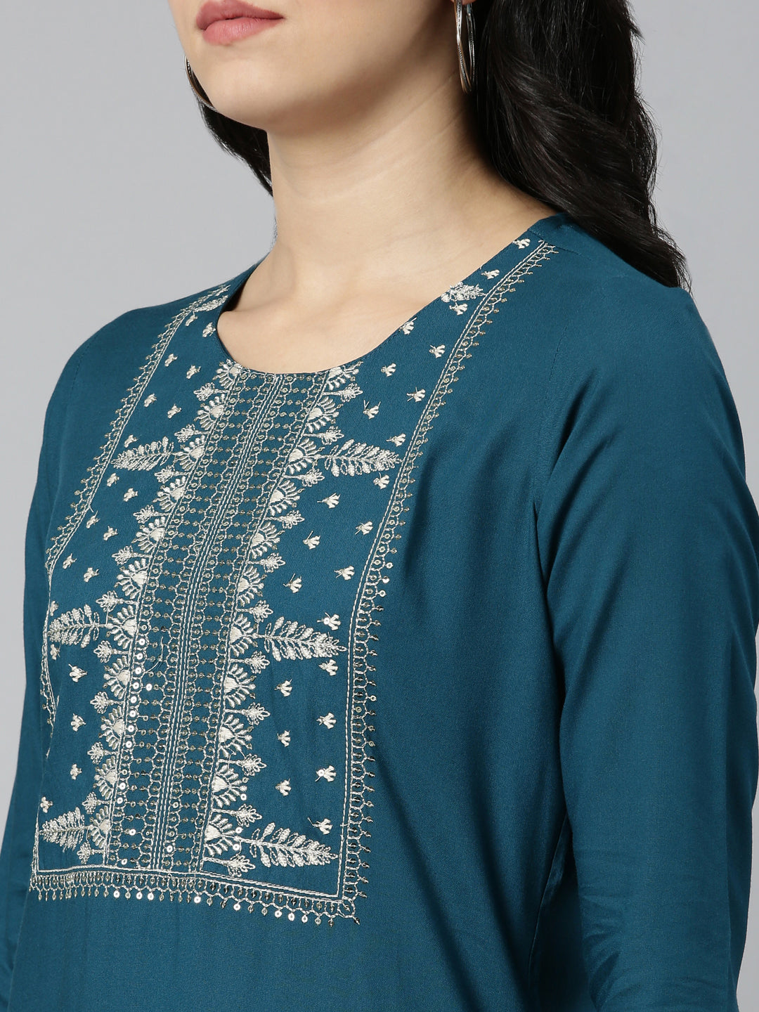 Neeru's Green Regular Straight Solid Kurtas