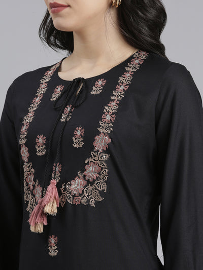 Neeru's Black Regular Straight Floral Kurtas