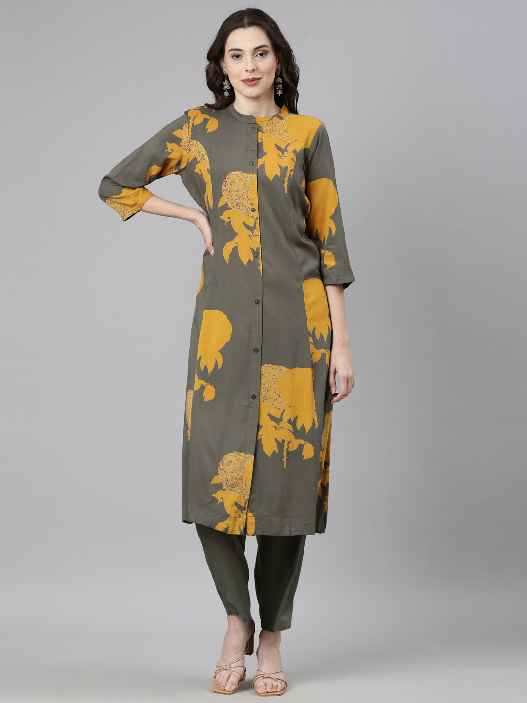 Neerus Green Casual Floral Straight Kurta and Trousers