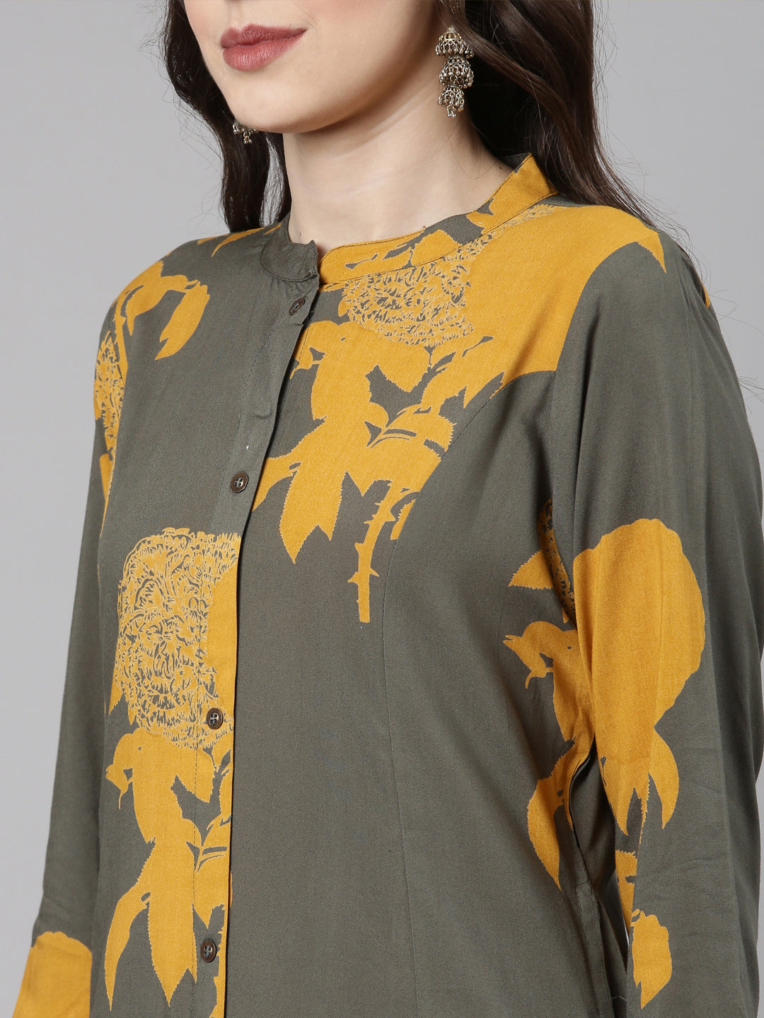 Neerus Green Casual Floral Straight Kurta and Trousers