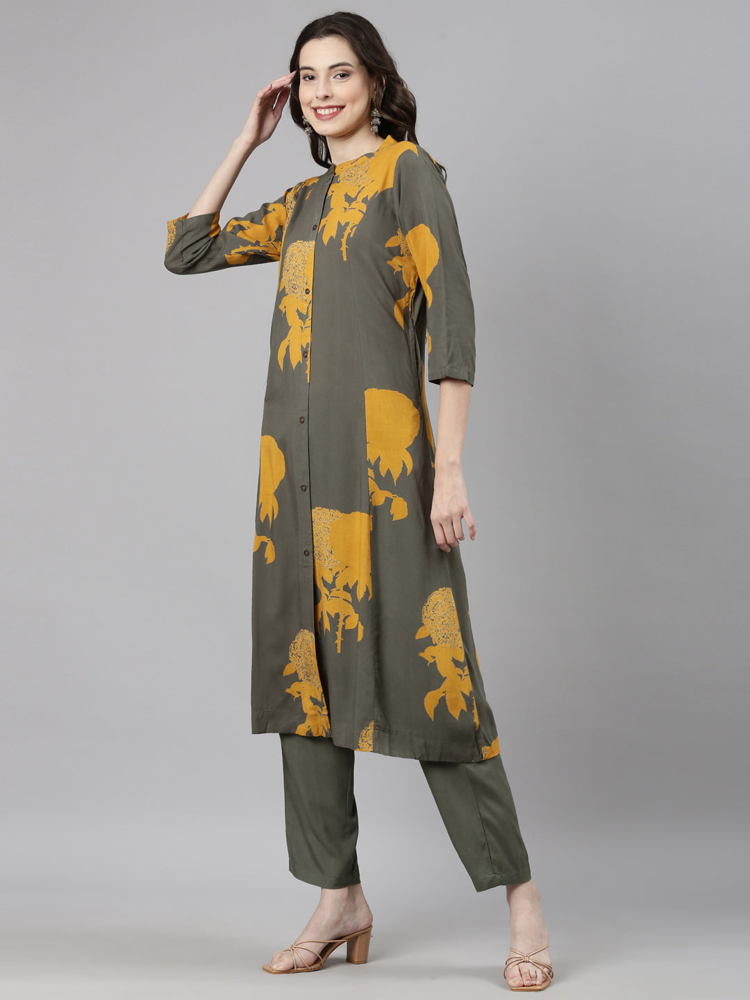 Neerus Green Casual Floral Straight Kurta and Trousers