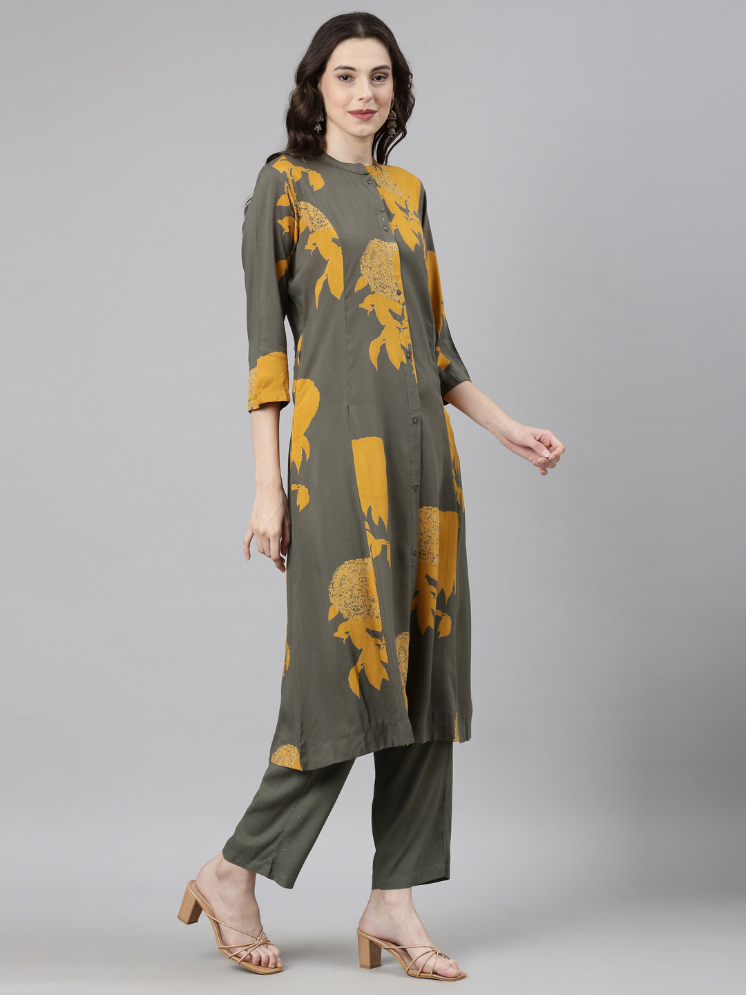 Neerus Green Casual Floral Straight Kurta and Trousers