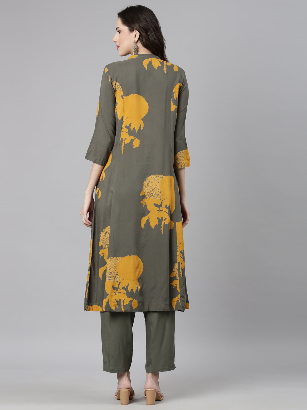 Neerus Green Casual Floral Straight Kurta and Trousers