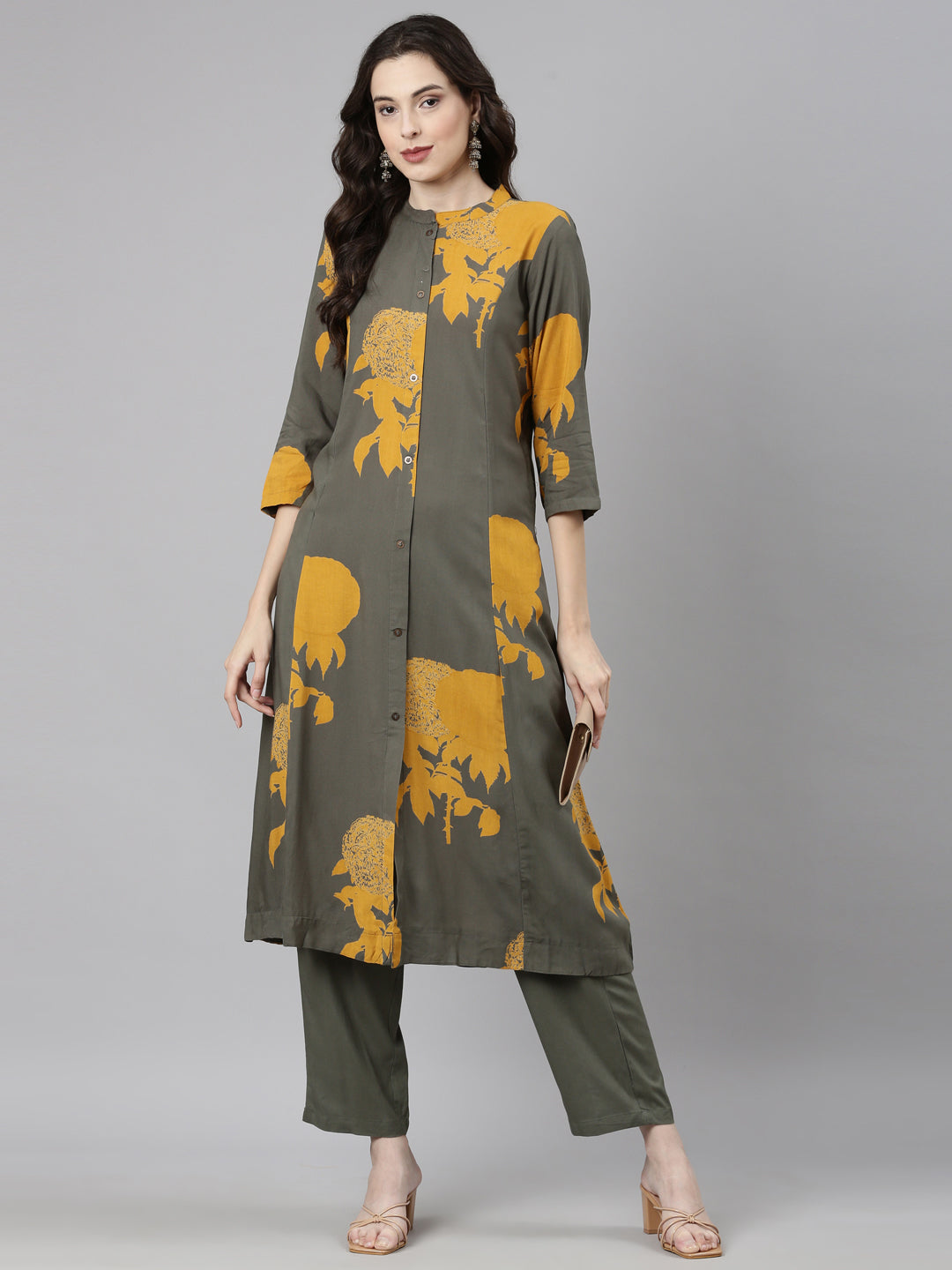 Neerus Green Casual Floral Straight Kurta and Trousers