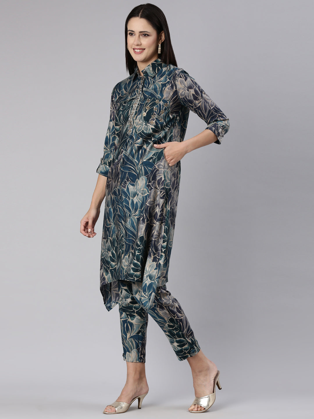 Neeru's Green Regular Straight Printed Kurta And Trousers