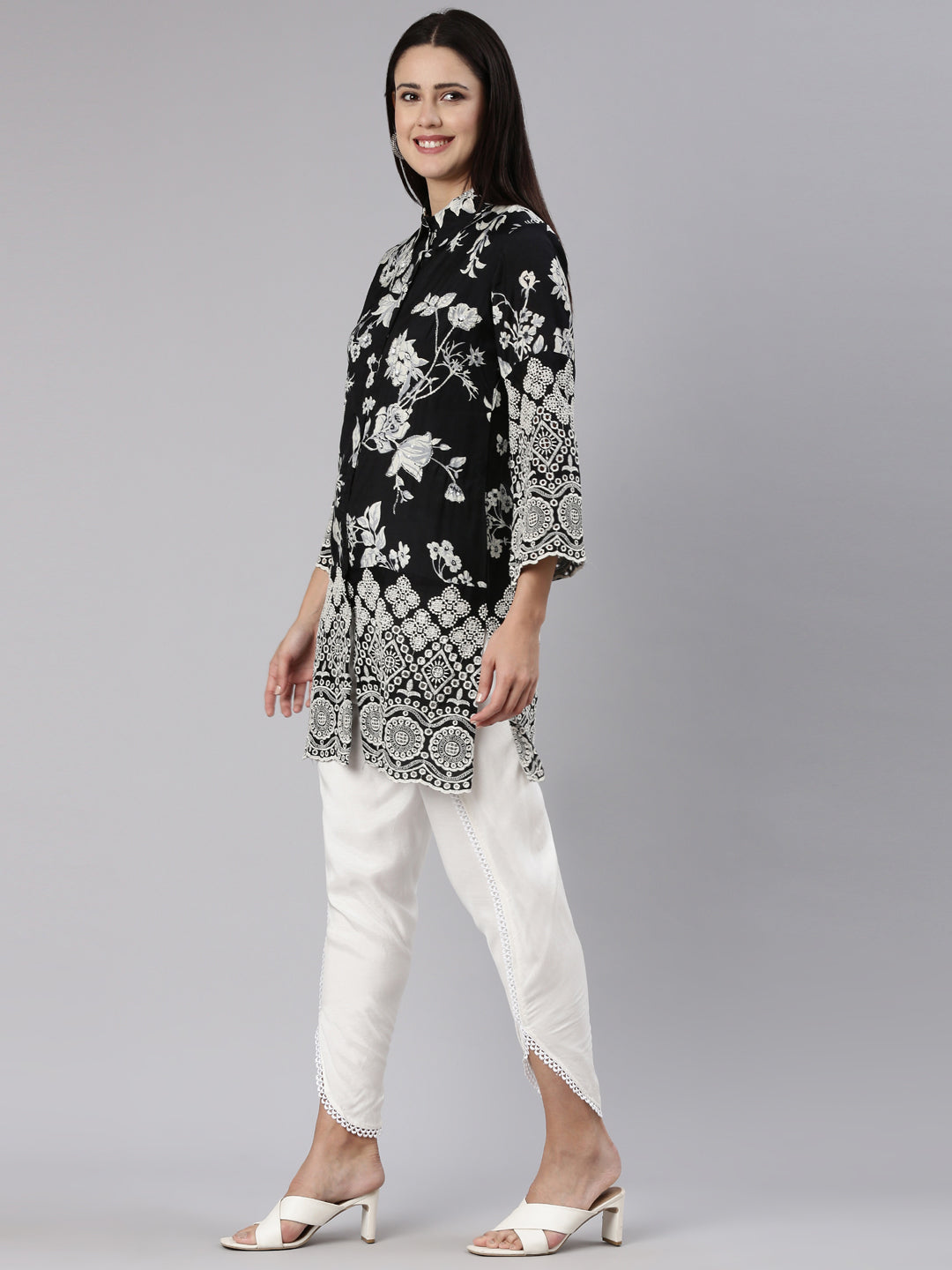 Neeru's Black Regular Straight Printed Kurta And Trousers