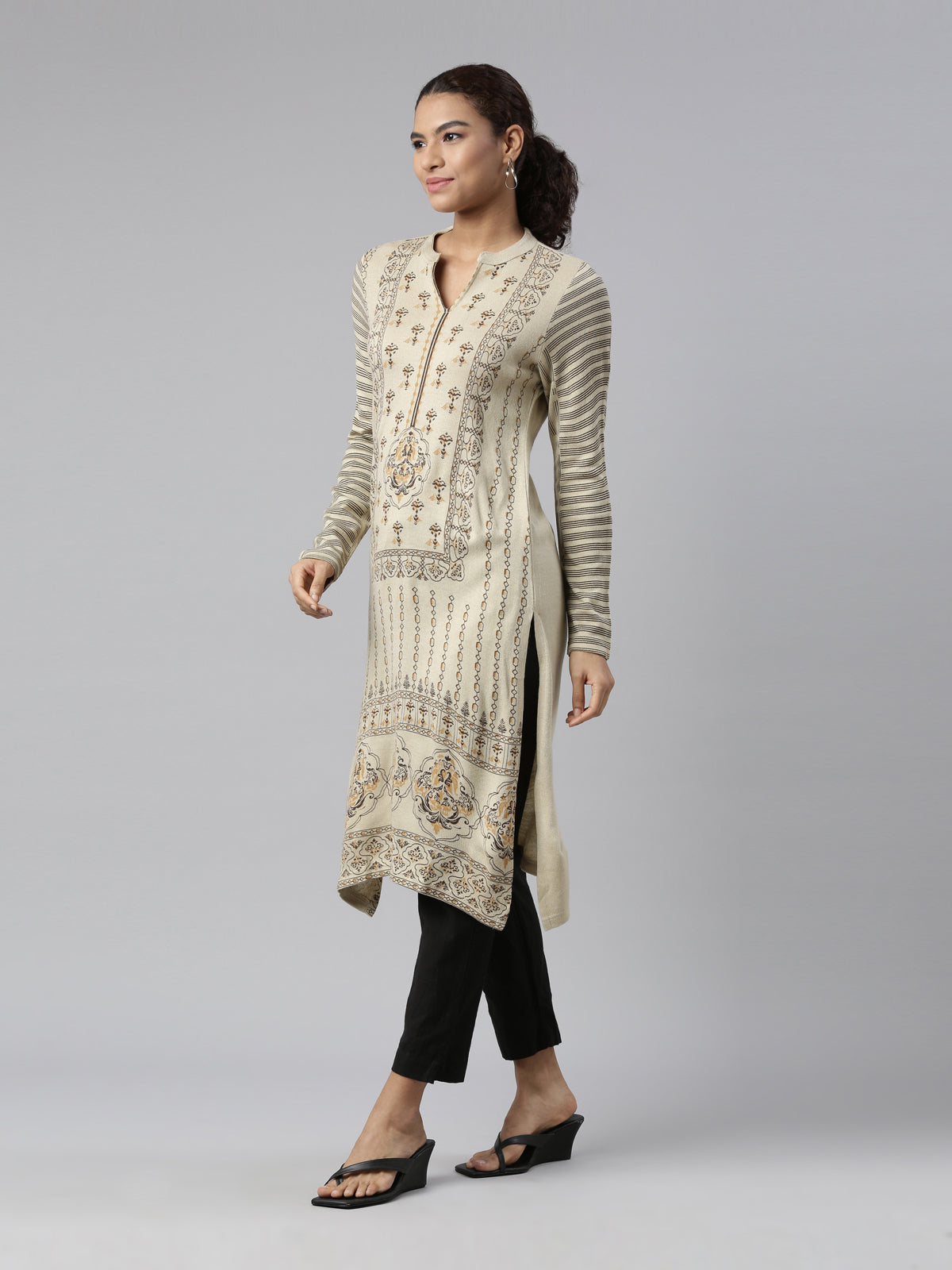 Neeru's Winter Wear Ethnic Motifs Printed Acrylic Kurta For Women