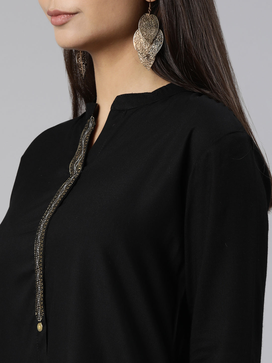 Neeru's Black Regular Straight Solid Kurtas