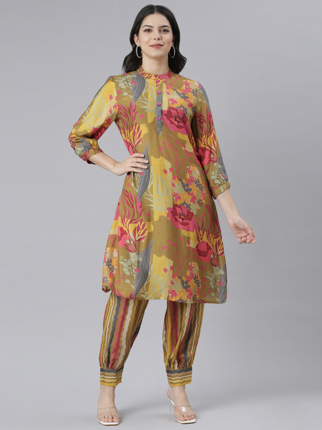 Neeru's Green Regular Straight Floral Kurta And Salwar