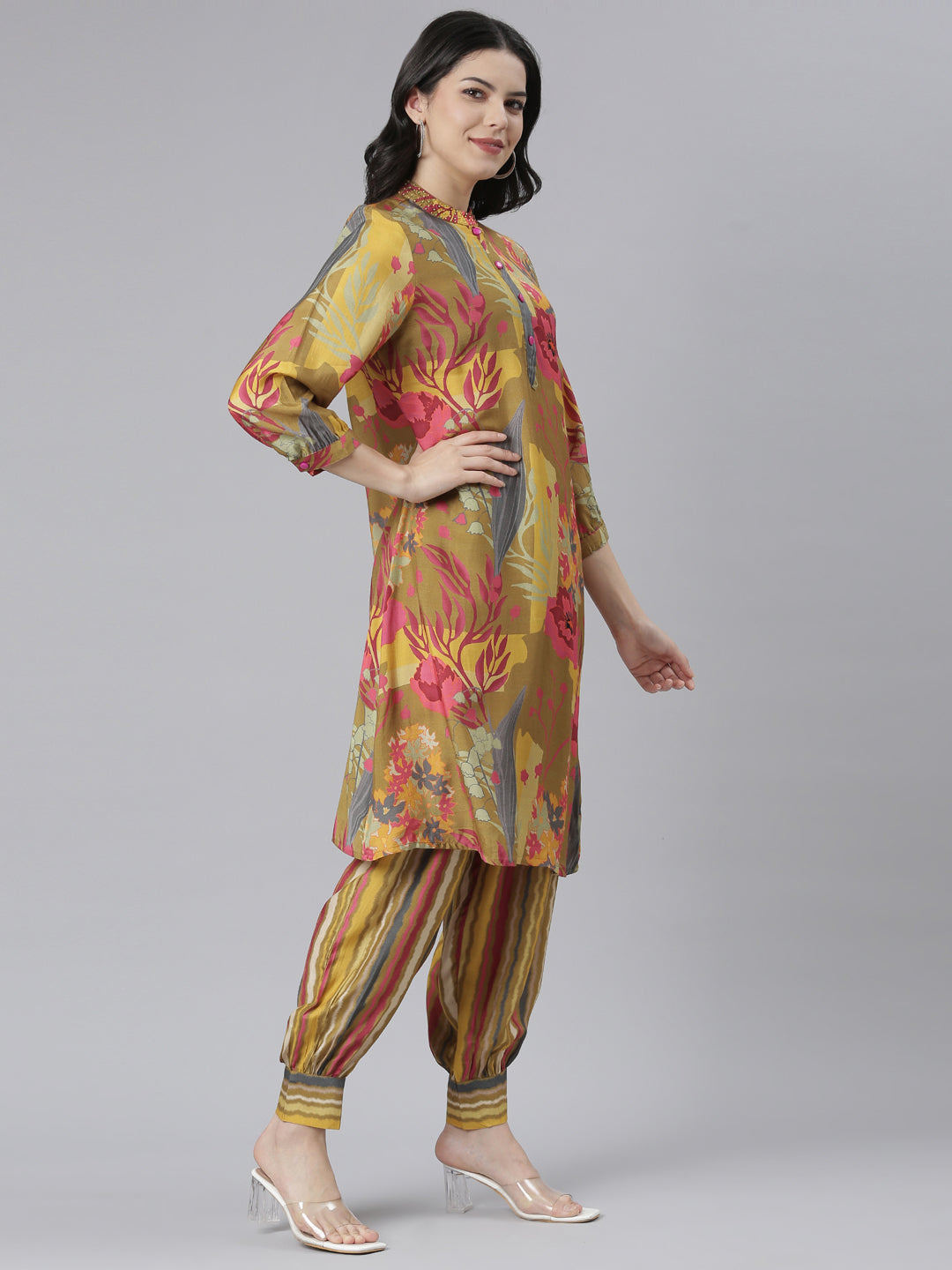 Neeru's Green Regular Straight Floral Kurta And Salwar