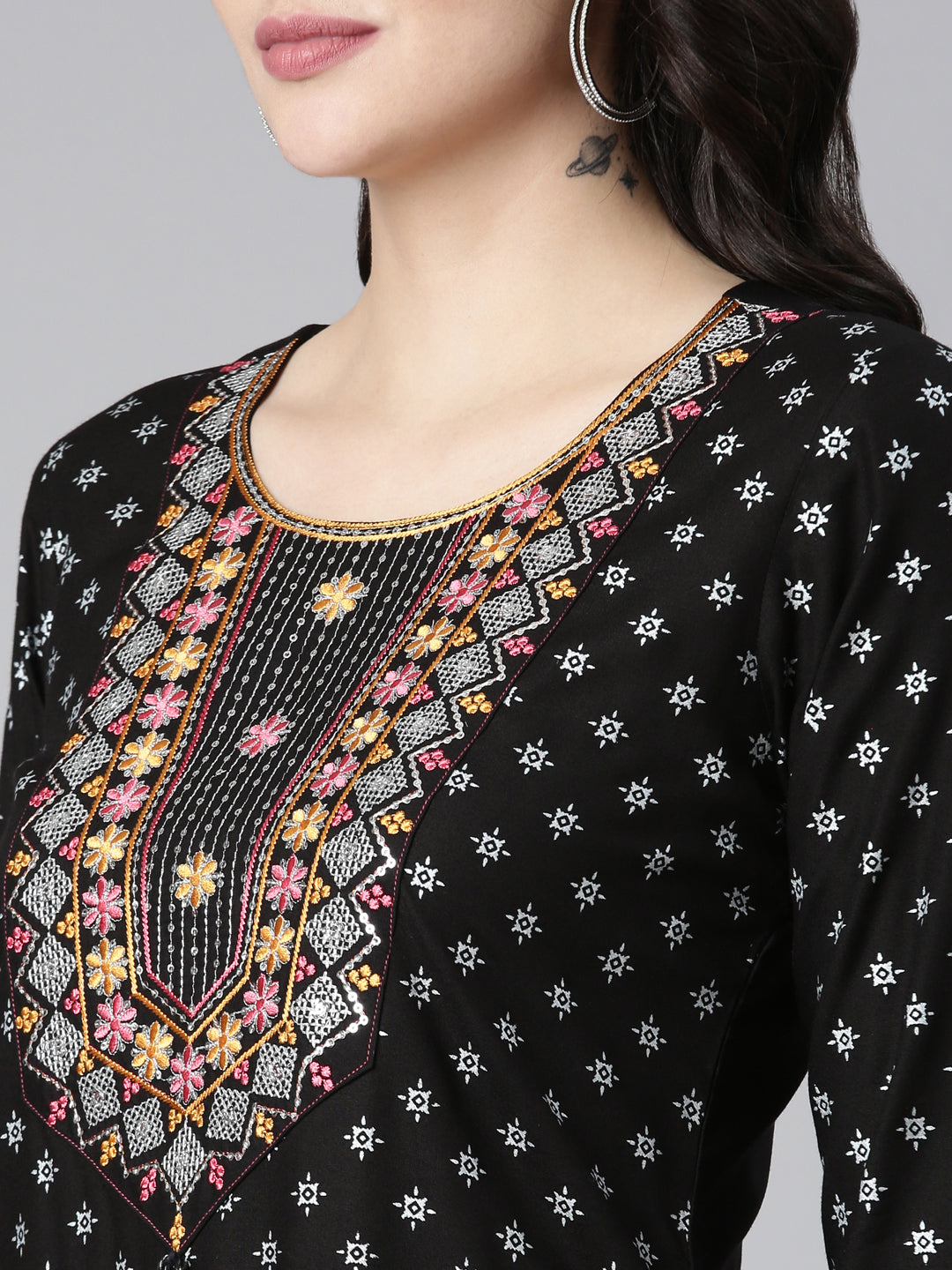 Neeru's Black Regular Straight Printed Kurta