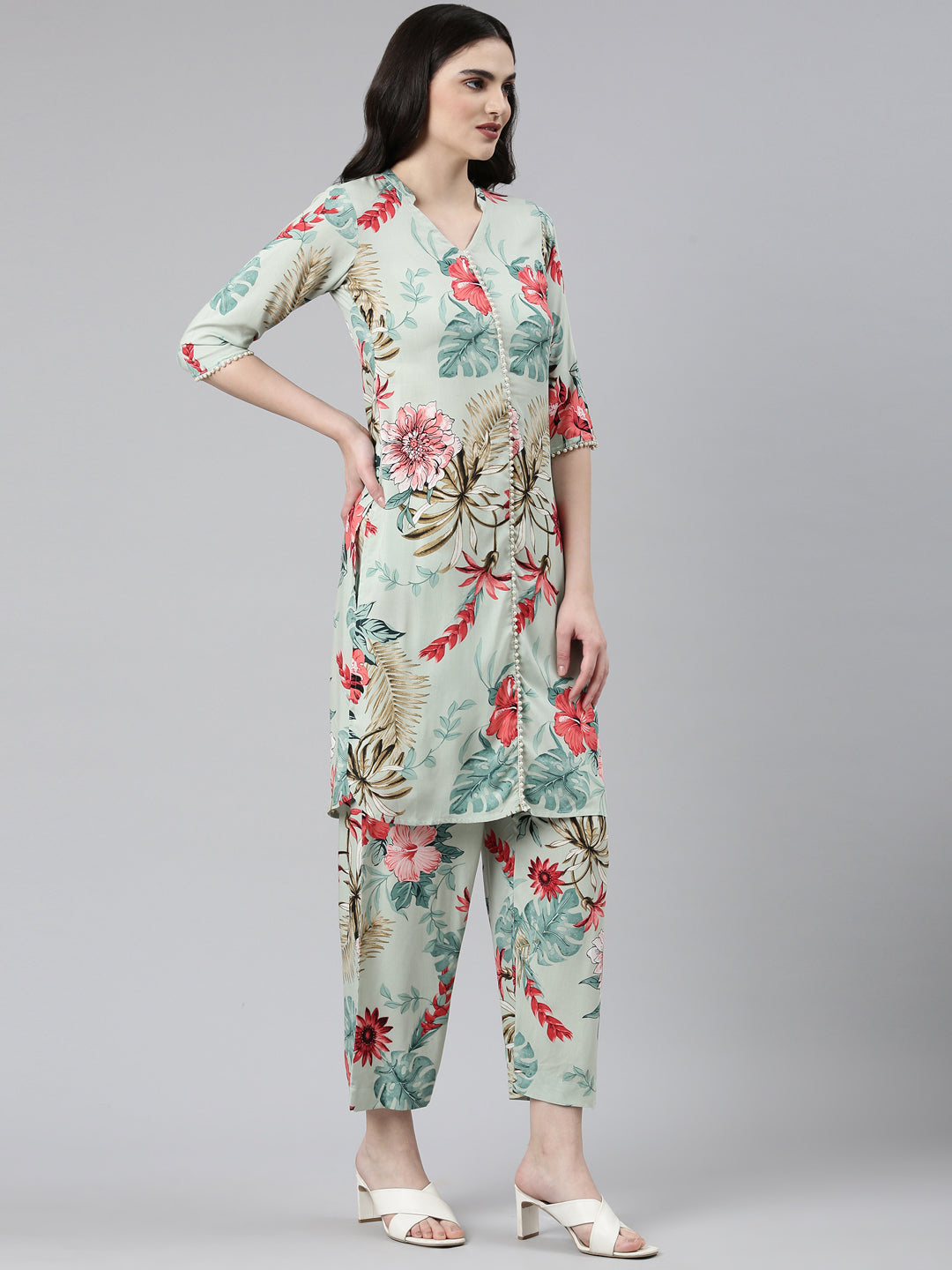 Neeru's Green Regular Straight Printed Kurta And Trousers