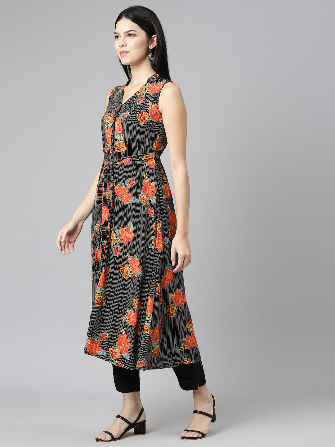 Neeru's Black Regular Straight Printed Kurtas