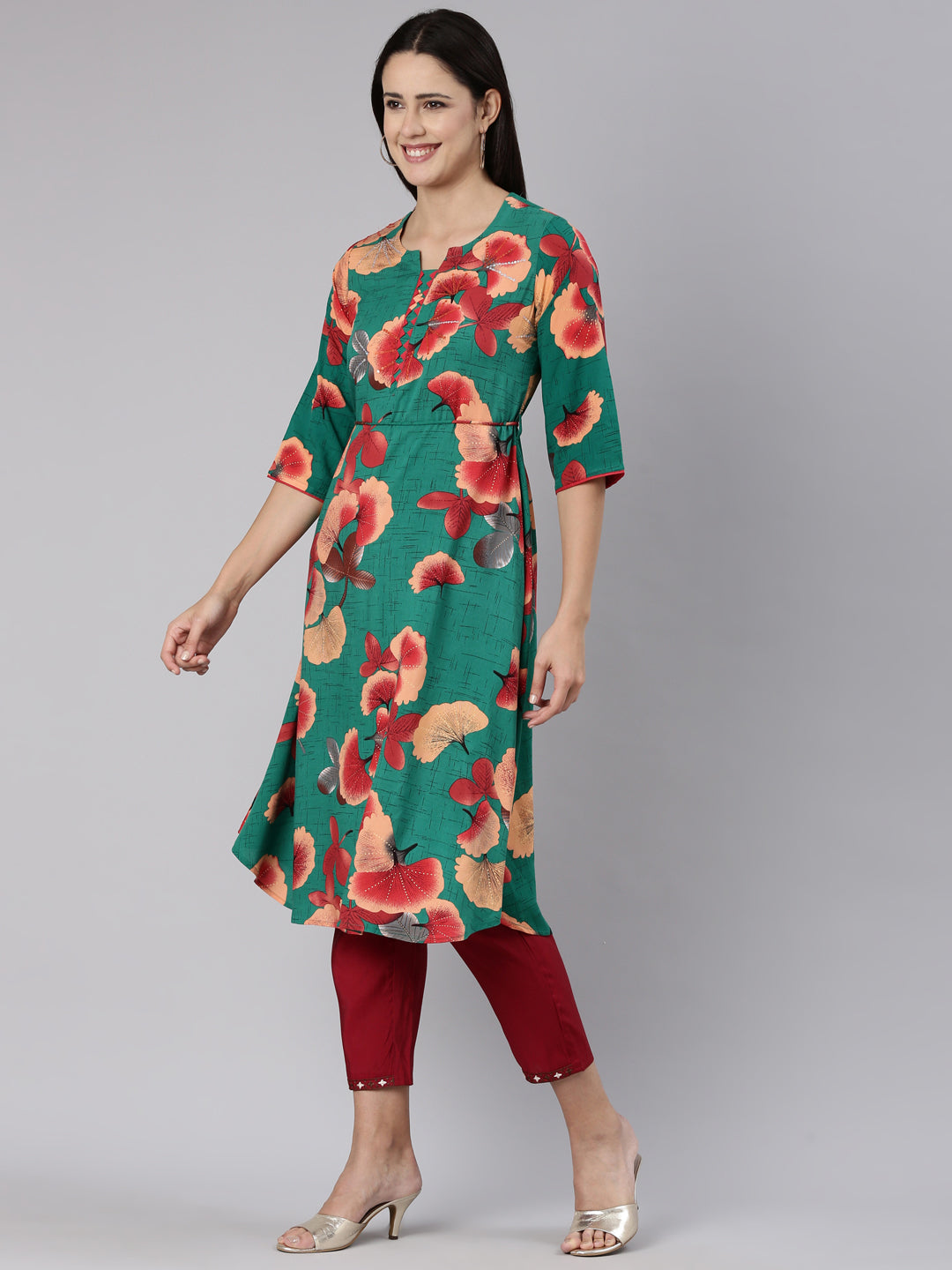 Neeru's Green Regular Straight Floral Kurtas