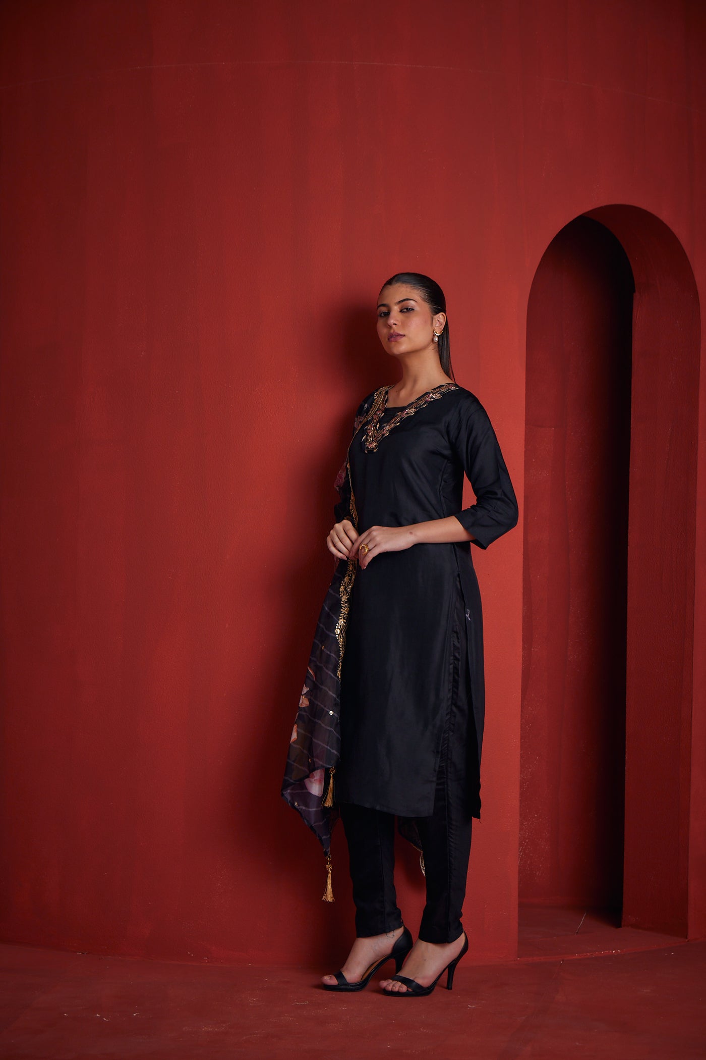 Neeru's Women'S Black Regular Straight Solid Kurta Sets And Trousers With Floral Dupatta