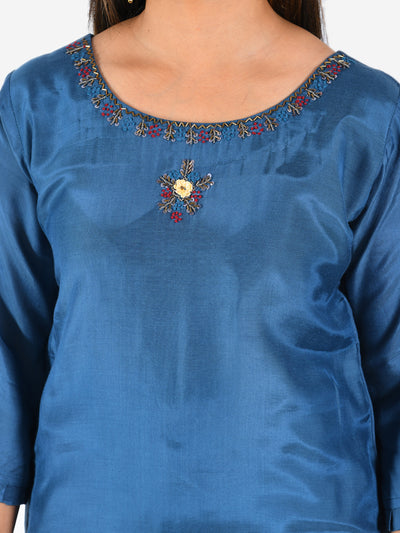 Neeru's Blue Embellished Straight Kurta