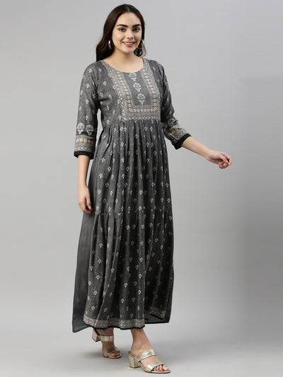 Neeru's Grey Color Model Fabric Kurta